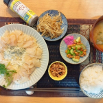🥢ホタテと真鯛のカルパッチョ with クレイジーレモン🥢👶とワンオペだと、基本ご飯が疎かになります。本当に！時間溶ける！なので、レトルトやミールキットとあわせて、クレイジーソルトみたいな一本で&hellip;のInstagram画像
