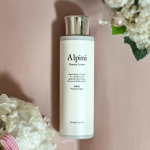 美容液グレードの保湿化粧水🧴🫧⁡⁡魂の商材屋@tamashii_official『アルピニエッセンスローション』⁡⁡真っ白な容器から出てくるのは薄茶色の液体😳⁡⁡安心してください、&hellip;のInstagram画像