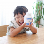 ・日頃から食べ物だけでは補えきれてないなとサプリなど取り入れたりしていてカルシウムも気になってました❣️粒は大きすぎず小さすぎず、グミなので食べやすい！味はヨーグルト味で子供も馴染みの味だ&hellip;のInstagram画像