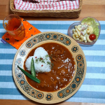 .ハッシュドビーフ と マカロニサラダ マカロニサラダには、玉葱とゆで卵も入れたいところでしたが、あいにく玉葱はハッシュドビーフに全て使ってしまったので、そして、ゆで卵は面倒だったので省略😅ハ&hellip;のInstagram画像