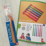 楽しく正しく歯磨き🪥@curaproxjapan の歯ブラシ！前に娘にベビー用のクラプロックスの歯ブラシを使ってみてすごいいいなぁって思ってたんだけど、今回はキッズの歯ブラシを。4-1&hellip;のInstagram画像