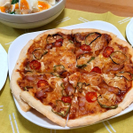 .ピザ生地を作る時はだいたい2枚分まとめて捏ねるのですが、2枚一度に焼くのは来客があった時くらいなので、残りの1枚分は発酵後丸めてラップに包んで、さらにチャック付きの保存袋に入れて冷凍してます😆&hellip;のInstagram画像