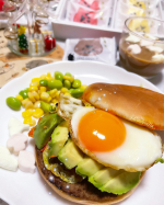 🍔Who said hamburger is an unhealthy &lsquo;junk&rsquo; food?? 🌻I don&rsquo;t eat raw so this egg is in my perfect fo&hellip;のInstagram画像