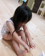 まもなく 3歳になる娘♡お手伝いするのが楽しいようでお風呂上がりには自分でお肌のお手入れ！そして満足したらずママにもぬ〜りぬり♪いつも背中には 塗りきれなかったママも背中にスプレーできる&hellip;のInstagram画像