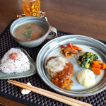 .テレワークランチに🍴レンチンした「きくばりごぜん」をワンプレートに盛り付けて、おにぎりと具だくさんスープをプラス時間のないお昼に、ささっと準備できて時短！冷凍庫にいくつか常備してると、色&hellip;のInstagram画像