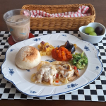 .またまたテレワークランチに「きくばりごぜん」をワンプレートに盛り付けて、パンとぶどう、カフェオレを添えて今回はお昼に食べたけど、これは夜ワインとゆっくりでもよかったかも😜和洋中バラエティー&hellip;のInstagram画像