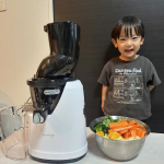 クビンスホールスロージューサーEVOー800低速回転石臼式で野菜を丸ごと投入でき、本来の酵素を壊すことなく、とっても美味しい新鮮なジュースを作れます🍹✨生のジュースとシャーベット、スムージ&hellip;のInstagram画像