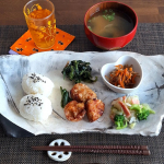 .冷凍庫の「きくばりごぜん」もこれで最後レンチンしてる間にお味噌汁とおにぎりを用意して、ワンプレート盛りに🍴塩分、カロリー、野菜量に配慮した@nichireifoodsdirect 様の「きく&hellip;のInstagram画像