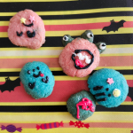 共立食品のモンスタークッキーキットを使ってモンスタークッキー作りました👻子供たちと生地を丸めたり、デコレーションし楽しかったです😌💓モンスタークッキーキットは2色の生地用の粉と白と黒のチョコペ&hellip;のInstagram画像