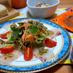 .スーパーで半額になってた鯛のお刺身をゲット😁それを使ってカルパッチョに お野菜と一緒に盛り付けたら、塩コショウとオリーブオイルにきざんだピクルスをトッピング清水食品様のきざんだピクルスシ&hellip;のInstagram画像