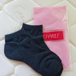 株式会社シャルレのアンクル丈ソックスです。私が使っているのはサイズ２２～２５㎝のセピアブラックです。肌触りよく、薄手の生地なので靴も履きやすい。夏場は素足にサンダルばかりでしたが、最近は涼&hellip;のInstagram画像