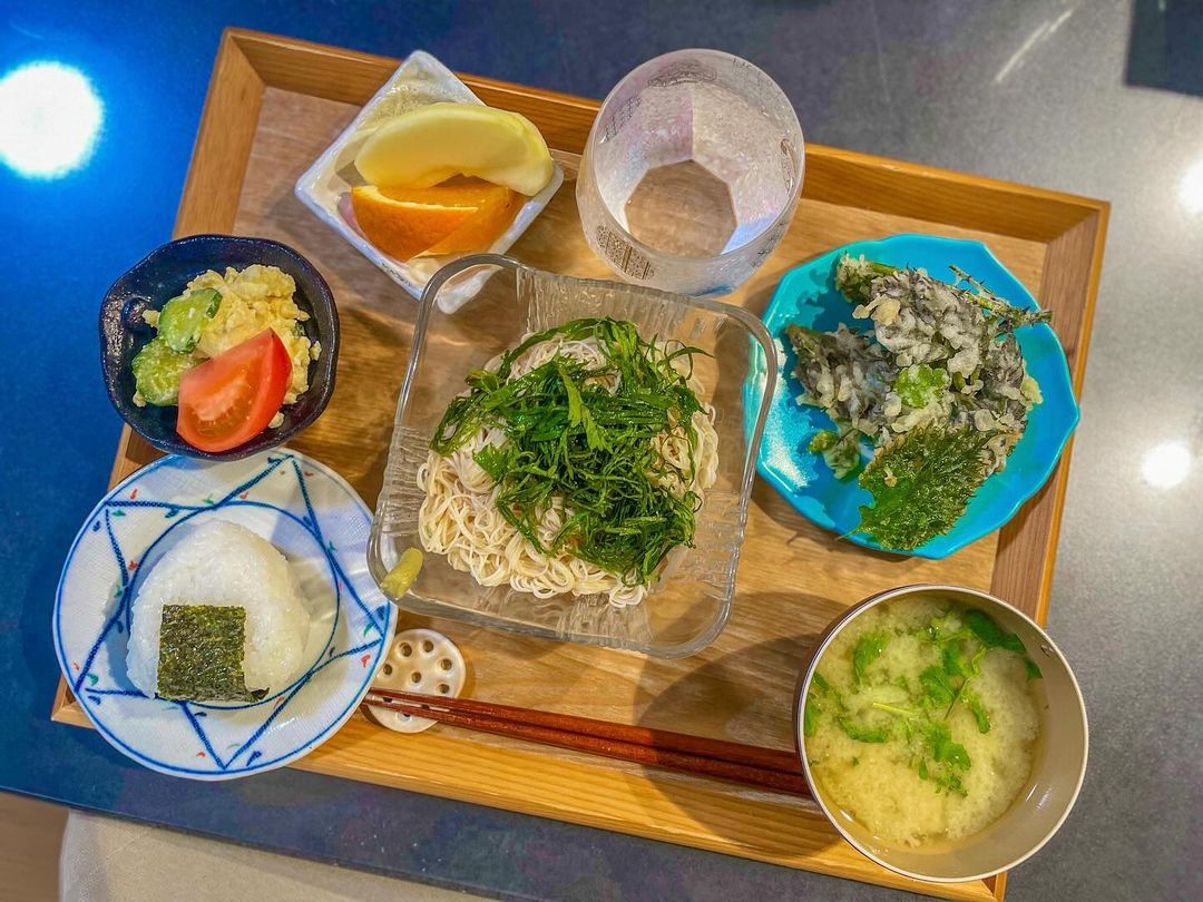 口コミ投稿：..⇢ ⇢ ⇢ 2024.04.17.（水）𓌉◯𓇋..ෆ 塩むすび🍙ෆ お味噌汁（クレソン・玉葱🧅）ෆ タラの…