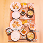 今日の夜ご飯🍽️メインは、秋鮭のムニエル🐟クリームチーズのピクルスソースかけ♡ ソースは、柔らかくしたクリームチーズに、きざんだピクルスを混ぜて作りました♪全面に小麦粉をはたいてバターでソテーした秋&hellip;のInstagram画像