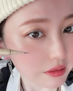 🧸全人類盛れラテブラウンだって！カフェラテみたいにミルクが混ざったブラウンカラー🤎今っぽメイクの淡色シャドウにも浮かないしラインはしっかり仕込めて目力も叶えてくれる👁️✨赤みも黄みも強&hellip;のInstagram画像