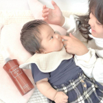 ワセリンの上位互換がこちらですぷるっとしてて伸びが良く、赤ちゃんにも使えるHISKINのモイストジェルをハルに塗ってるアコの写真です。ワセリン配合らしいねんけど、めっちゃいい香りで、塗った後もぺ&hellip;のInstagram画像