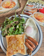 好きな果物と水を入れて電子レンジで5分！簡単に自分の好きなジャムが作れます🍎今回はリンゴで挑戦✨️簡単に美味しいりんごジャムができてびっくり🫶果実の味がしっかり感じられるし朝ごはんや小腹&hellip;のInstagram画像