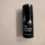 ポンポンするだけ、簡単ヘアファンデ細かい粉が、スポンジから出てポンポン気になる所にかけるだけ！使いやすいです。水にも強いので、運動など汗をかいても黒い汗が流れにくい！#PR #コスメジタン&hellip;のInstagram画像