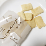 今日の3時のおやつは、米菓で有名なおせんべい・おかきの老舗もち吉さんの「ちーずチップ」にしました🧀💛   ゴーダチーズとチェダーチーズの2種のチーズが生地に練り込まれていて濃厚✨　さらに、チ&hellip;のInstagram画像
