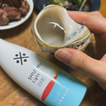 可愛い日本酒︎‪SHUSHU Light🫶🏻@shushu_sawanotsuru お気に入りの夜光貝おちょこで呑む至福のひととき。甘口の純米酒でアルコール度数8.5度の、ライトな日本酒。平&hellip;のInstagram画像