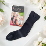 スリムウォーク美脚メイクソックスクルー丈の着圧ソックス✨立ち仕事なので、足がだんだんと辛くなってきてしまいます💦スリムウォーク美脚メイクソックスは、普段のコーデにプラスするだけで、足首&hellip;のInstagram画像