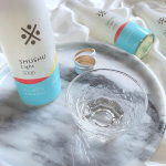 ..個人的に日本酒って、買うにはハードル高めで手に取りにくいイメージだったんだけど、このSHUSHU Lightは、手に取りやすいパケでボトルのまま飲むことができるアルコール度数8.5%の&hellip;のInstagram画像