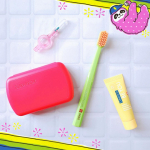 スイス発の歯みがきセット「クラプロックスビーユー」をいただきました♡カラフルでコンパクトなかわいいデザイン😍組み立て式の歯ブラシと歯みがき剤、歯間ブラシのセット！歯みがき剤にはラメが入って&hellip;のInstagram画像