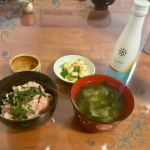 今日は朝から子供達の発表会でバタバタ💦お昼ご飯も遅くなってしまったので、夜は簡単にネギトロ丼とお味噌汁、きゅうりと大根のもろみ味噌和えにしました。和食の時はやっぱり日本酒で♡ここ最近日本酒に&hellip;のInstagram画像