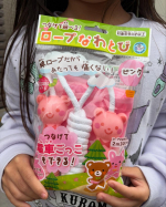 .当たっても痛くないロープ縄跳びをお試しさせて頂きました♪ビニール縄跳びよりも回しやすく飛びやすかったそうです。また持ち手も可愛いクマさんだったので、縄跳びが苦手な娘もすすんで、縄跳びに挑戦できま&hellip;のInstagram画像