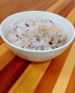 我が家は1歳と３歳の子どもがいます。子どもは白米、大人は玄米 を食べているので、炊くのが大変😑でも、この北海道玄米雑穀を白米に入れて炊くと、玄米の栄養もとれるから、大人も子どもも食べる！うち&hellip;のInstagram画像