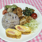 忙しい日のワンプレート夜ごはん。玄米雑穀ご飯と、卵焼き、あとは残り物を温めなおしたり、焼き直したり・・・。私、基本的に夜は飲みたい方なので、だいたいがご飯というよりもつまみばかり。あれもこれ&hellip;のInstagram画像