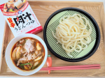 ..正田醤油株式会社様＼旨辛肉汁うどんつゆ／寒くなってきて温かいうどんが美味しい季節。そしてそんな季節にピリ辛🔥最高ですよね🤤🩷2種の醤油をベースに枕崎製造鰹節と乾燥椎茸のだし、&hellip;のInstagram画像