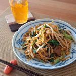 .ある日のテレワークランチは簡単に焼きそばこれが超簡単なのに、美味しくてヒットでした👍胡麻油で豚バラ肉と小松菜の茎を炒めて、そばともやしも追加して炒めたら、先日の @shoda_shoyu1&hellip;のInstagram画像