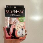 スリムウォークから、クール丈のソックスが！これ使いやすい。スカートやパンツでも丈が短いのでおしゃれ感が出るし。着圧もしっかりある!生地がリブ素材になっていて、厚みも程よくありますが、普段裸&hellip;のInstagram画像