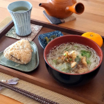 .おでん出汁の炊き込みご飯を作った次の日のランチは天ぷらにゅーめん定食🍜前夜わざと多めに揚げた天ぷらは、夏の残り物のお素麺を使ってにゅーめんに炊き込みご飯をレンチンしておにぎりに🍙そして天&hellip;のInstagram画像
