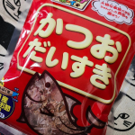我が家では  この鰹節 が  大好きꔛ&hearts;  大きくカットされているから食べ応えあるみたい！  おやつとしてそのまま食べたり  フードに混ぜて食べたり   とにかく好き&hearts;️  開封した&hellip;のInstagram画像