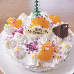 *......もうすぐクリスマス🎄共立食品さまのスポンジケーキ6号と製菓材料で親子でクリスマスケーキを作ってみました☻♡スポンジケーキは2枚にスライスされているので、クリームをぬっ&hellip;のInstagram画像
