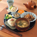 .昨日投稿したごはんの次の日のランチはい、見ての通りほぼ全てスライド😅💦盛付け方が変わっただけ😜それでも盛付けが変わるとまた気分も変わり、美味しくいただけますよね？肉じゃが. . .い&hellip;のInstagram画像