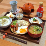 .おはようございます☀今朝は何となく朝早く目が覚めたので、久しぶりにがっつりと和な朝食🍚🍳目玉焼きとウインナー焼いて、温奴はレンチンでレトロなうさぎりんごに、後はほぼ作り置きです目玉焼&hellip;のInstagram画像