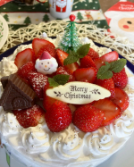 もうすぐクリスマスですね🎄我が家は少し早いクリスマスケーキ🎂毎年スポンジから手作り派の私ですが、今年はとても便利なセットを使いました👏共立食品さんのスポンジケーキ6号とてもきめ細やかなスポ&hellip;のInstagram画像