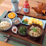 .休日の朝ごはんは、中途半端に残ってる野菜を全部ほりこんで豚汁に🍜 人参がなかったので、ちょっと彩りがさみしいけど豚汁を煮込んでる間に卵焼きもね😆休みなので、大根おろしも添えてみましたよ(平&hellip;のInstagram画像