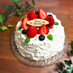 ..少し気が早いけど🤭練習も兼ねてクリスマスケーキを作ったよ🎂といっても、共立食品さんのスポンジをドーム状に重ねて生クリームで覆っただけの簡単デコレーションケーキ✨難関ポイントのスポンジ&hellip;のInstagram画像