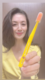 ✅クラプロックスBE YOU歯ブラシ＋歯みがきパックこのスイス発の歯ブラシ、気に入って3本目💛でも今回は初めて使った歯磨き粉がめっちゃ気に入りました💛歯ブラシは、毛の色までカラフルで可愛い&hellip;のInstagram画像
