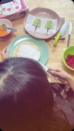 ワクワクが沢山詰まった手作りクリスマスケーキキット🥰今日は少し早いけれどクリスマスのケーキ🎄作り！！下準備で、ポッキーに緑のデコペンで木の模様を作ったものを作ってみました。材料は、デコペン&hellip;のInstagram画像