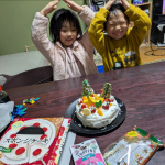 子ども達とクリスマスケーキ作り😄共立さんのスポンジケーキに生クリームにフルーツをたくさんトッピングしました🥰スポンジがふわふわでとっても美味しかったです✨🥰トッピングもたくさんあるので、ツ&hellip;のInstagram画像