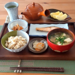 .おはようございます☀最近 朝はパンよりご飯が多いのですが、平日にもかかわらず、しっかり和定食で😁と言っても作ったのはお味噌だけ😜後はFit Dish🍴北海道産鮭の塩麹焼き 🍴きんぴ&hellip;のInstagram画像