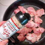 ※※※クレイジーソルトは岩塩、オニオン、ブラックペッパー、ガーリック、セロリシード、タイム、オレガノがミックスされたハーブソルト。久しぶりに使ってみたらコレだけで味が決まるしおいしいしお肉でもお&hellip;のInstagram画像