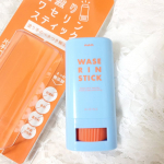 .ワセリンって保湿力抜群だけど、、手がベトベトする、、それを解消したのがこちらのマムワセリンスティック✨繰り出し型の容器だからスーッと直塗り可能！！乾燥が気になるところに塗るだけだからとっ&hellip;のInstagram画像