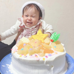 .@kyoritsu_kitchenさまの『 スポンジケーキ6号 』を使ってクリスマスケーキを作ってみました🎂✨　◎作り方はちょꕀ簡単🍽️スポンジケーキは2枚にスライスされているから、間&hellip;のInstagram画像