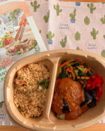 ヴィーガン食品は味が薄いイメージがありましたがソースやカレー共に辛味やスパイシーさがしっかりあって、満足感が得られました🙆&zwj;♀️クラフトの容器はオシャレで職場でも食べたくなるようなデザインでした。&hellip;のInstagram画像