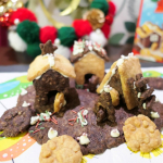 おかしのまちを作ったよ〜💕共立製菓さんのキットを使って、かわいいお菓子のおうちが完成しました✨用意する材料はバターとお水だけなので、簡単に作れるのも嬉しいポイント✨アラザンやチョコスプレーで飾っ&hellip;のInstagram画像